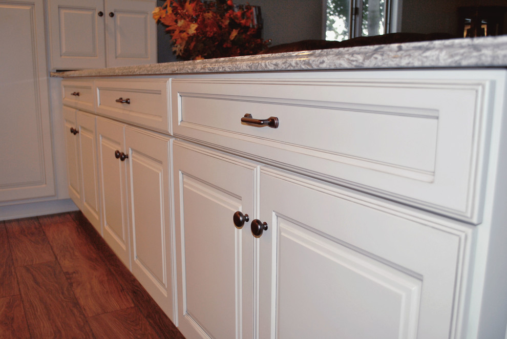 Kitchen - transitional kitchen idea in St Louis
