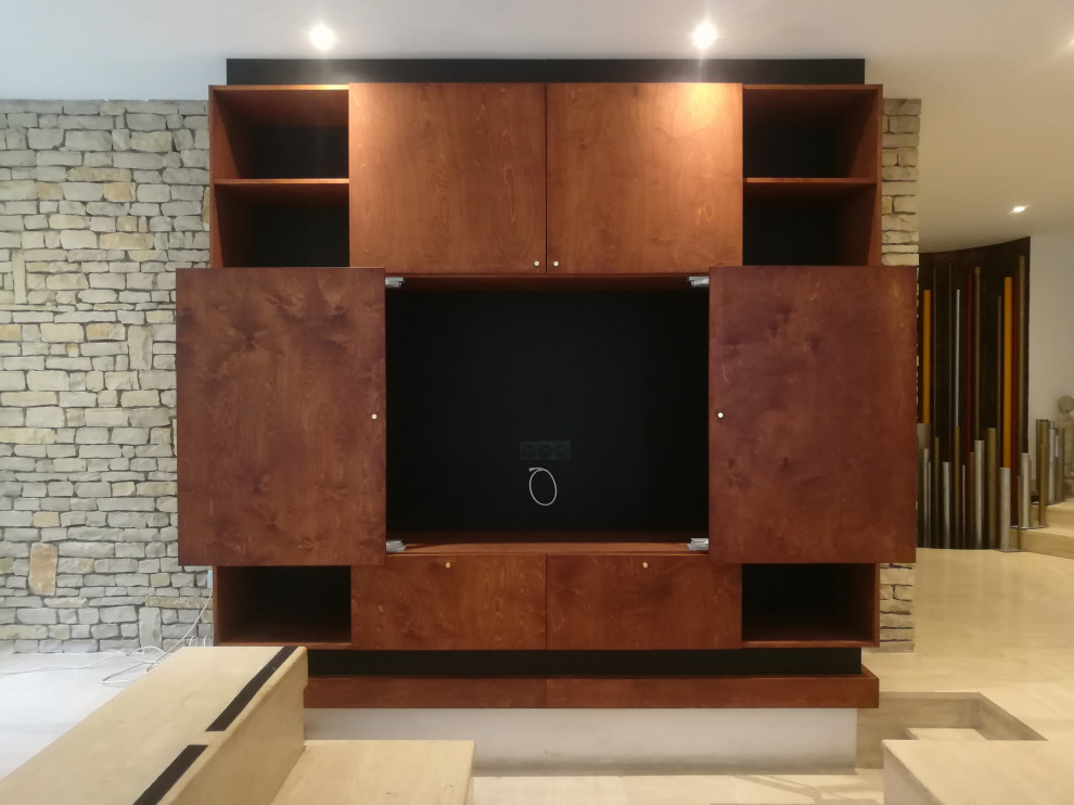 Idée de décoration pour un grand salon design avec un téléviseur dissimulé.