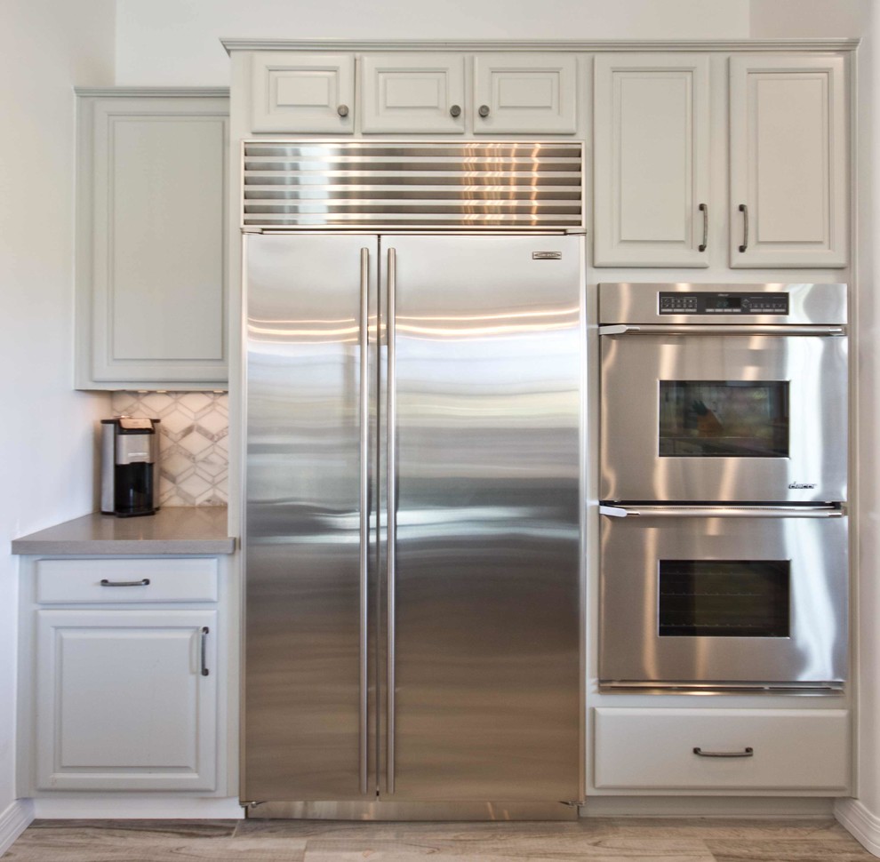 Kitchen - transitional kitchen idea in Phoenix