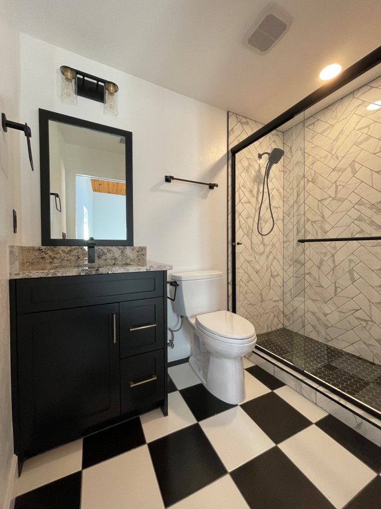 На фото: маленькая детская ванная комната в стиле фьюжн с фасадами в стиле шейкер, черными фасадами, душем в нише, раздельным унитазом, черно-белой плиткой, керамогранитной плиткой, серыми стенами, полом из керамогранита, врезной раковиной, столешницей из гранита, разноцветным полом, душем с раздвижными дверями, бежевой столешницей, нишей, тумбой под одну раковину и встроенной тумбой для на участке и в саду с