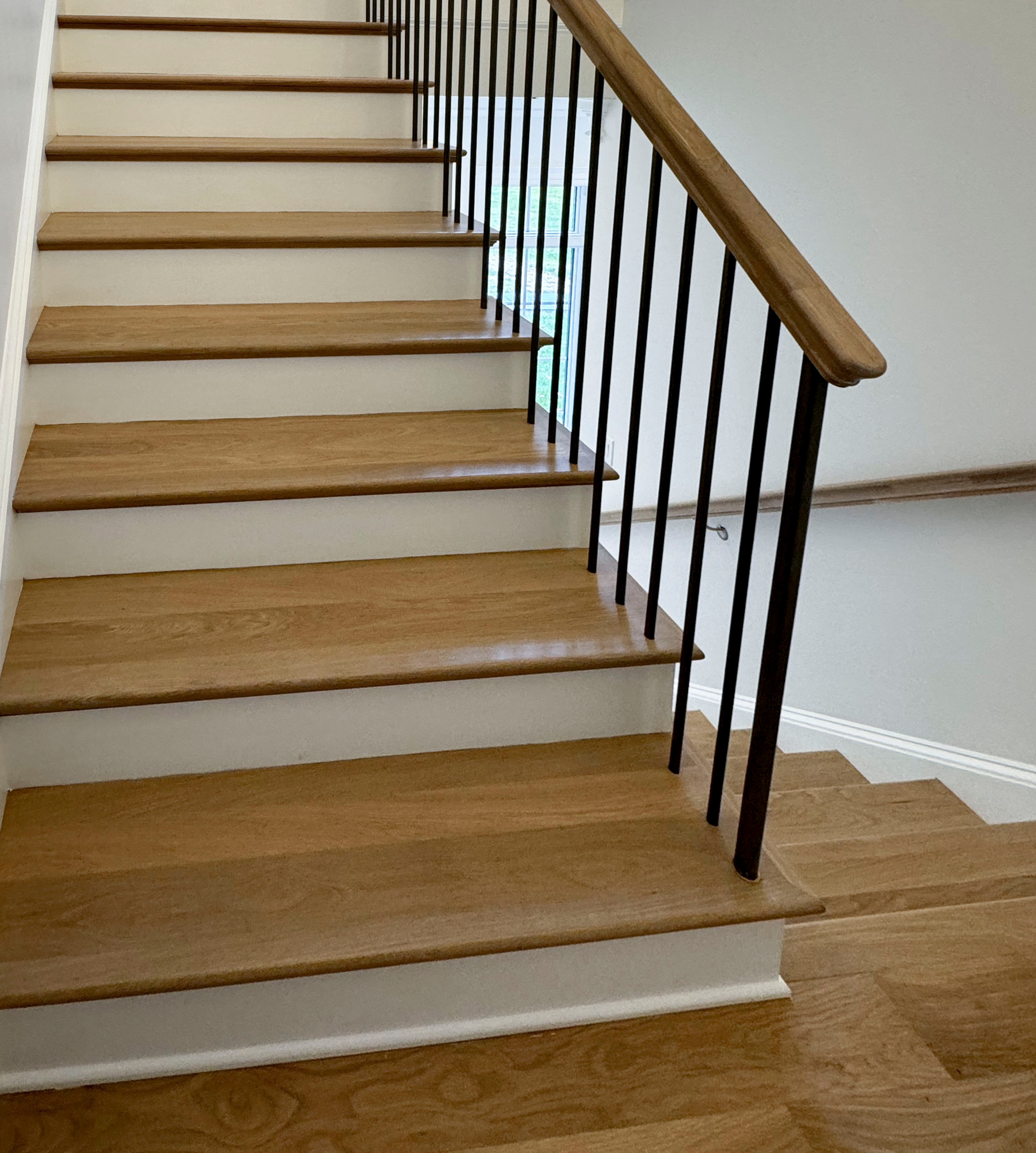 116_Elegant & Eye-catching Curved Staircase, Leesburg VA 20175