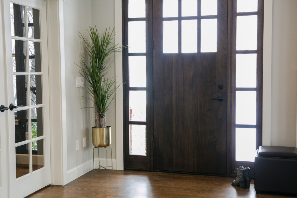 Aménagement d'un hall d'entrée classique de taille moyenne avec un mur blanc, un sol en bois brun, une porte simple, une porte en bois foncé, un sol marron et un plafond à caissons.