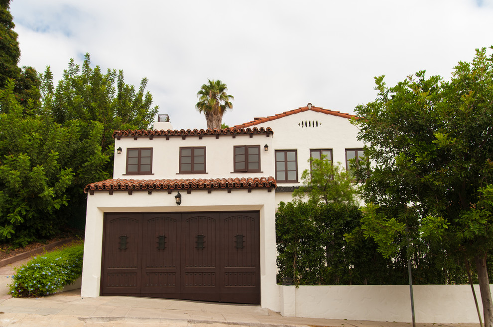 Traditional garage in Los Angeles.