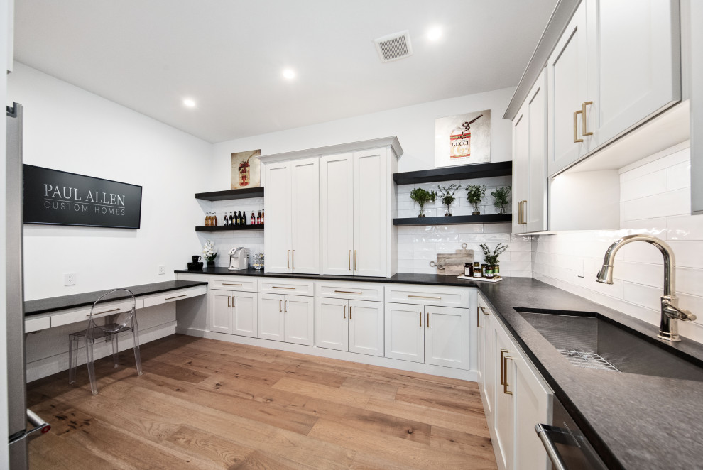 Home design - transitional home design idea in Austin