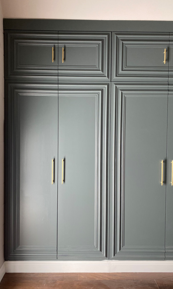 Imagen de armario y vestidor unisex tradicional grande con puertas de armario de madera oscura, suelo de madera oscura y suelo marrón