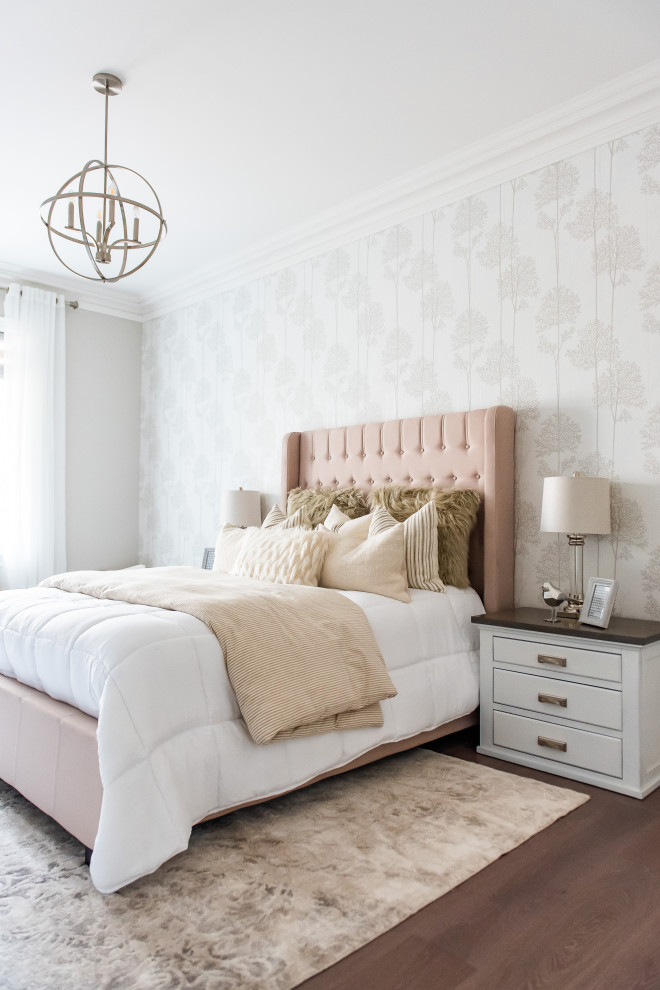 Transitional home design photo in Toronto
