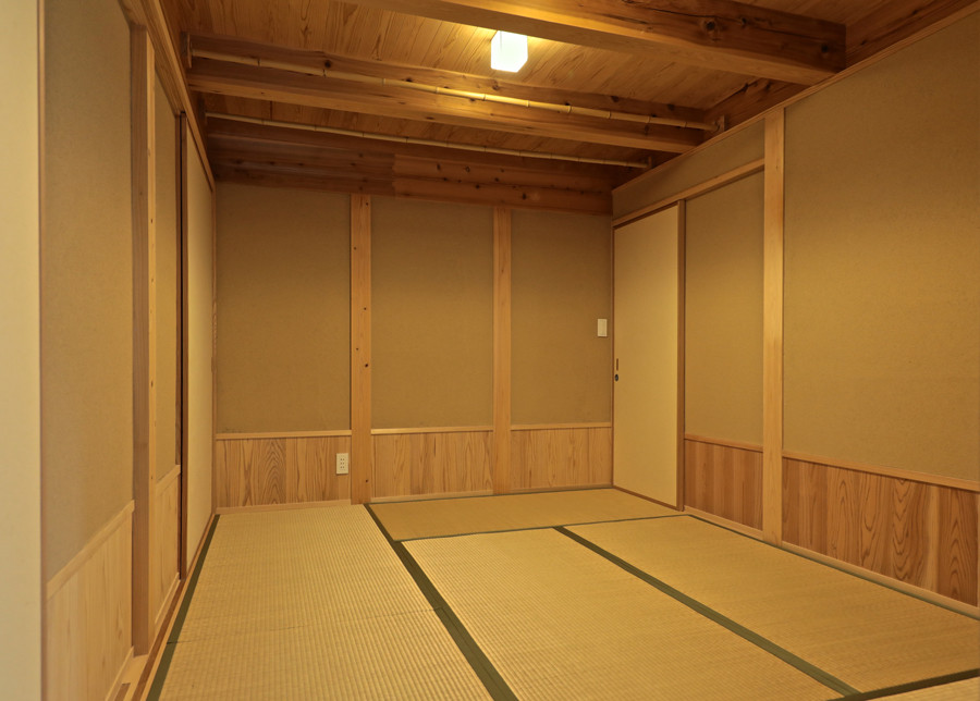Design ideas for a mid-sized asian master bedroom in Other with tatami floors.