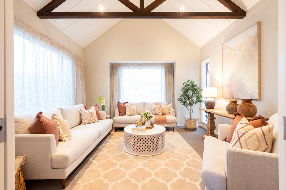 Réalisation d'un salon tradition avec un mur beige, moquette, un sol gris, poutres apparentes, un plafond en lambris de bois et un plafond voûté.