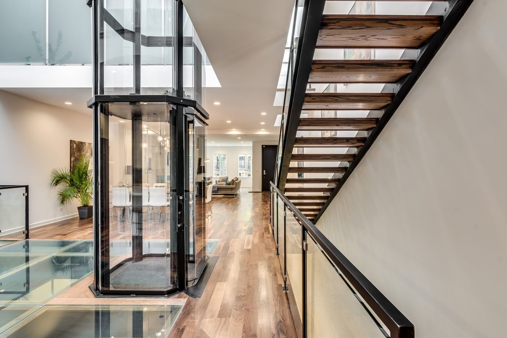 Example of a transitional home design design in Chicago