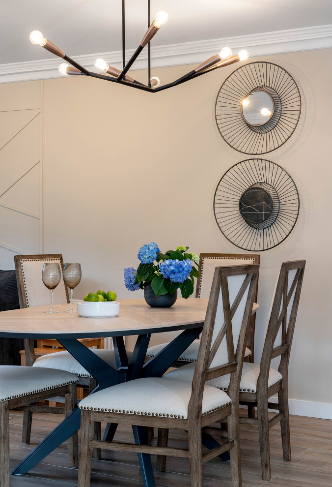 Идея дизайна: гостиная-столовая среднего размера в современном стиле с бежевыми стенами, полом из керамогранита и коричневым полом