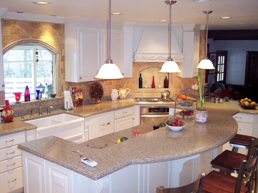 Williamsburg white eat in Kitchen