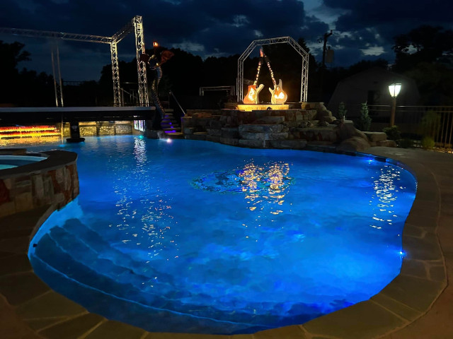 The Rockstar Pool Experience contemporaneo-piscina