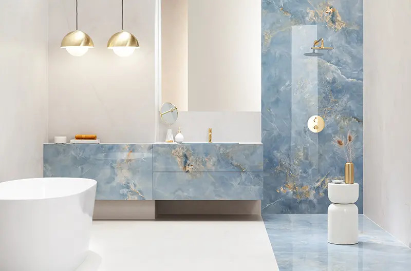 Mittelgroßes Modernes Badezimmer mit blauen Fliesen, Porzellanfliesen, Porzellan-Bodenfliesen, gefliestem Waschtisch und blauem Boden in Miami