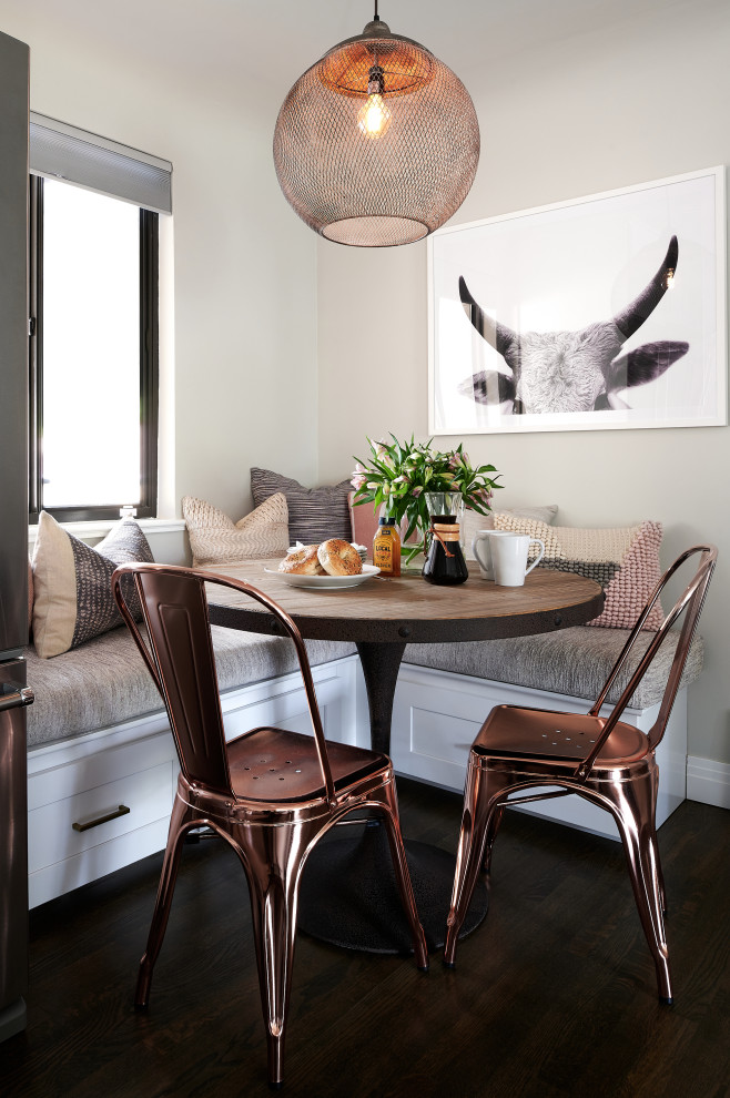 Immagine di un piccolo angolo colazione boho chic con pareti grigie, parquet scuro e pavimento marrone