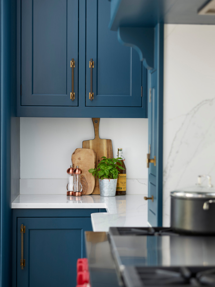 Idee per una cucina chic con ante in stile shaker, ante blu, top in quarzite, paraspruzzi bianco, elettrodomestici in acciaio inossidabile e top bianco