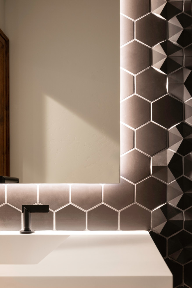 Foto di un piccolo bagno di servizio minimalista con ante lisce, piastrelle marroni, piastrelle a mosaico, pareti marroni, top bianco e mobile bagno sospeso