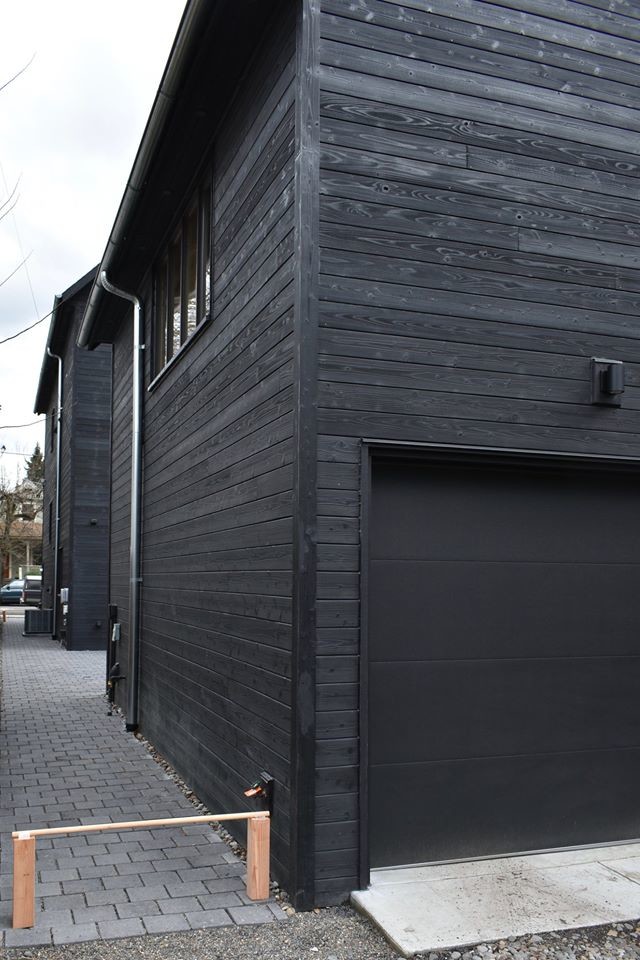 Mittelgroße, Dreistöckige Klassische Holzfassade Haus mit schwarzer Fassadenfarbe in Portland