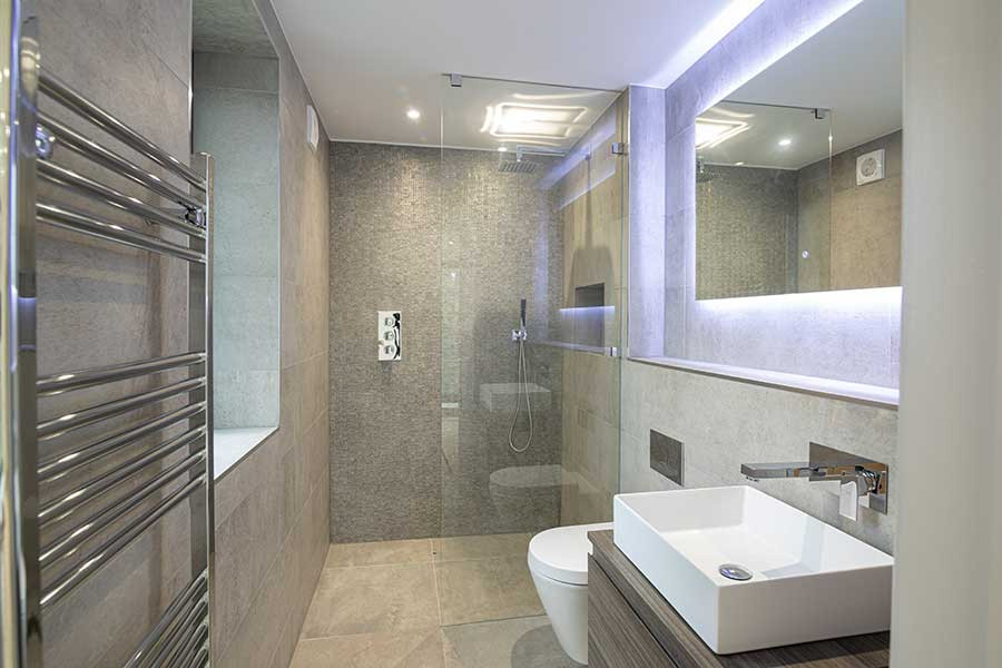 На фото: большая ванная комната в стиле модернизм с тумбой под две раковины с