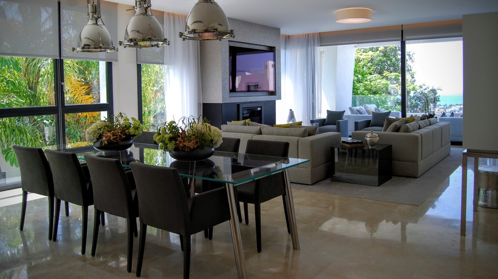 Imagen de comedor tradicional renovado de tamaño medio abierto con paredes multicolor y todas las chimeneas