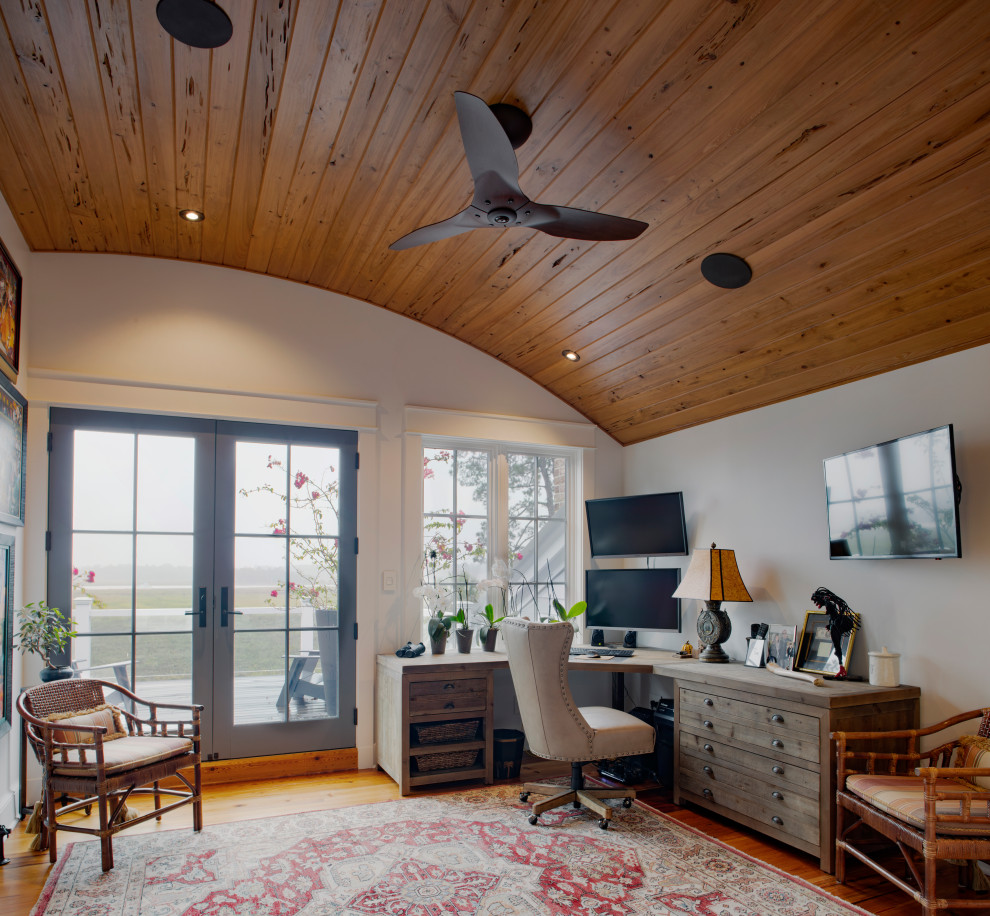 На фото: кабинет в морском стиле с светлым паркетным полом и деревянным потолком с