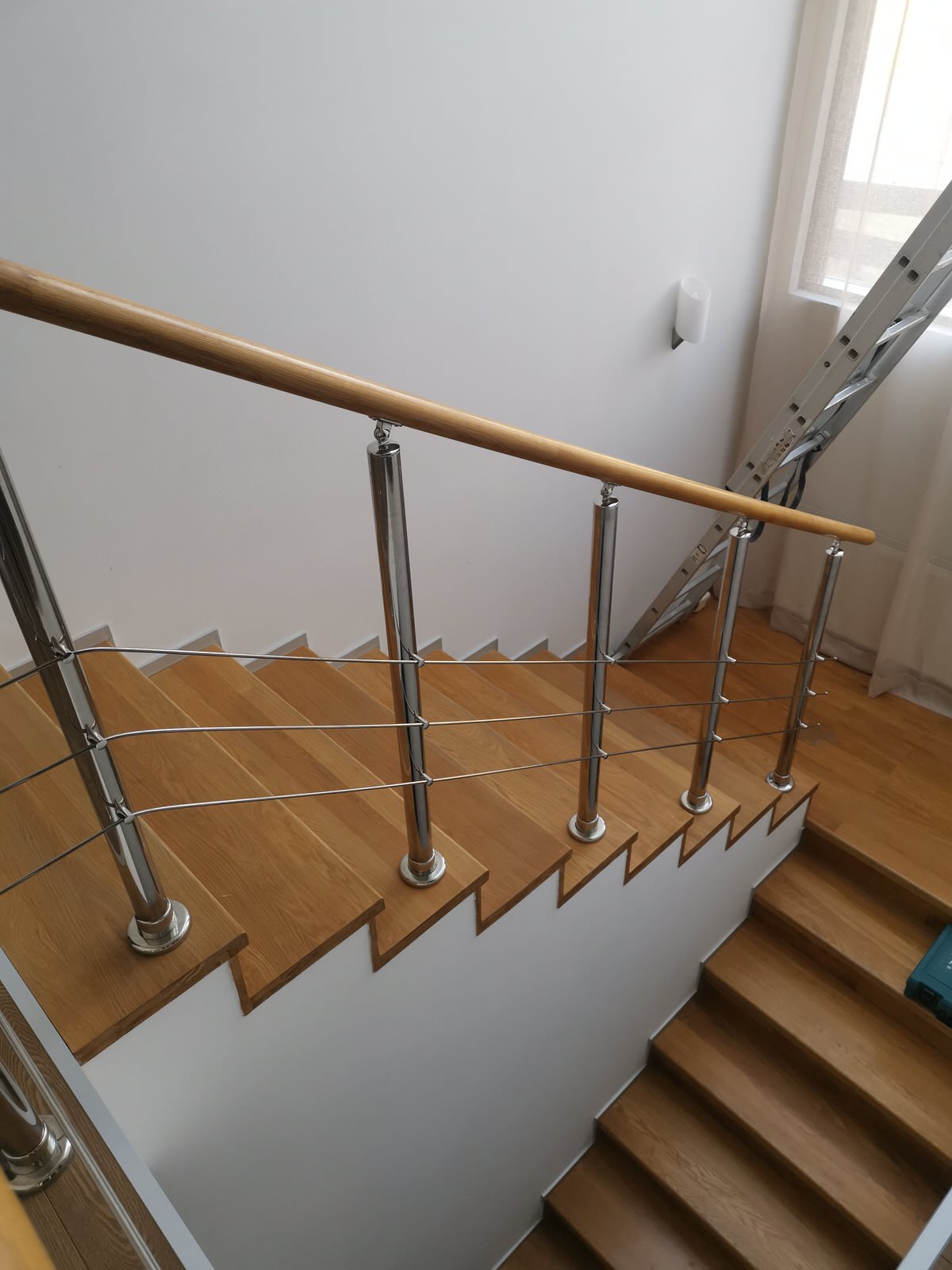 Оформление лестничного окна