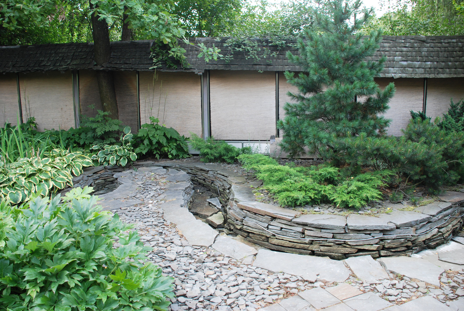 Стильный сад в КП "Поселок Художников"