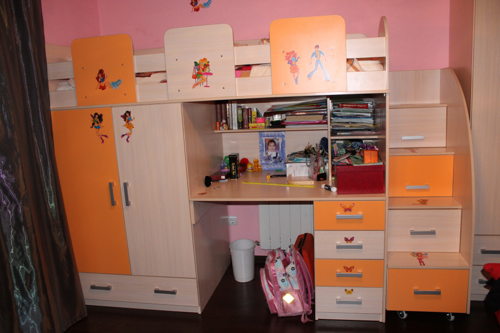 Small contemporary kids' bedroom in Moscow with multi-coloured walls for kids 4-10 years old and girls.