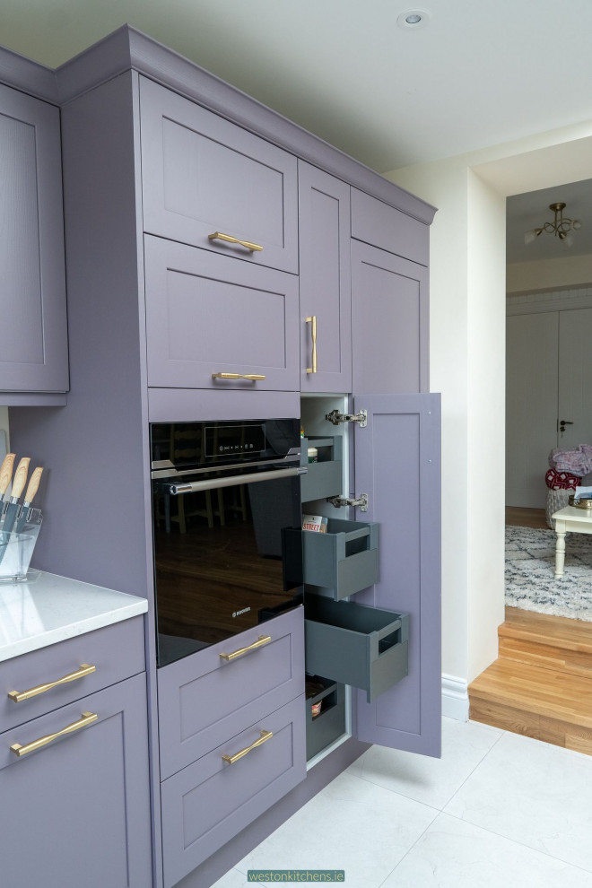 Esempio di una cucina chic di medie dimensioni con ante in stile shaker, ante viola, top in granito, paraspruzzi grigio, paraspruzzi in granito, elettrodomestici neri e top grigio
