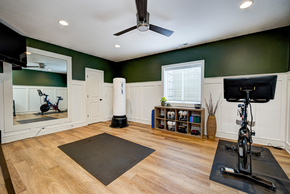 Multifunktionaler, Mittelgroßer Moderner Fitnessraum mit bunten Wänden, braunem Holzboden und beigem Boden in Indianapolis