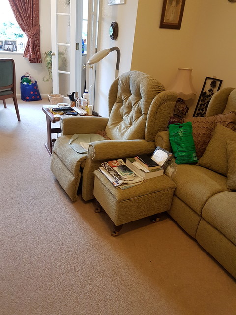 Decluttering for elderly client. vardagsrum