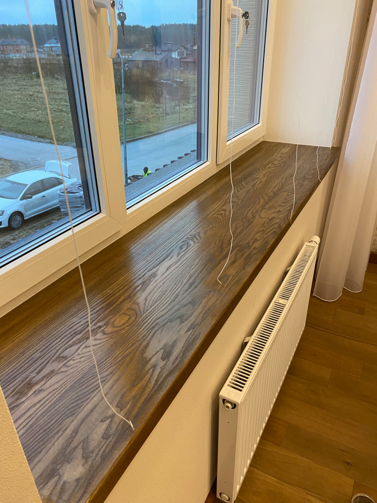 Подоконник из массива в ванной в частном доме