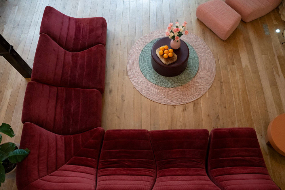 Idee per un grande soggiorno scandinavo aperto con pavimento marrone