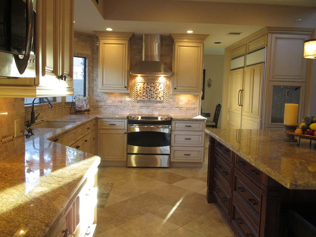 Transitional Kitchen in Scottsdale Ranch nyklassisk-koekken