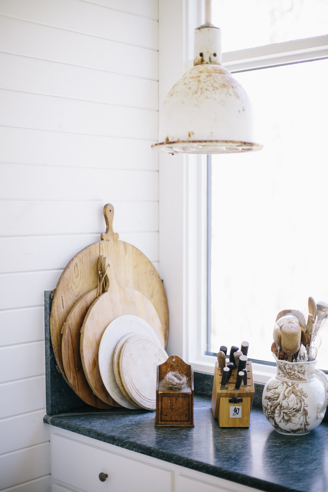 Kitchen - farmhouse kitchen idea in Nashville
