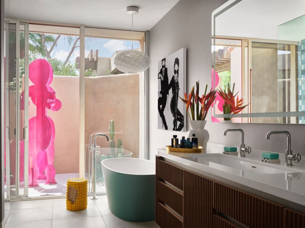 サンディエゴにあるラグジュアリーな中くらいなエクレクティックスタイルのおしゃれな浴室 (中間色木目調キャビネット、ビデ、黄色い洗面カウンター、洗面台2つ、フローティング洗面台) の写真