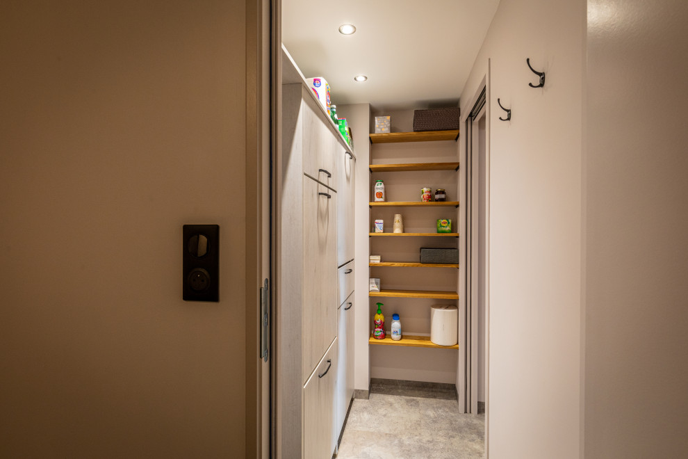 Small modern l-shaped dedicated laundry room in Clermont-Ferrand with an integrated washer and dryer.