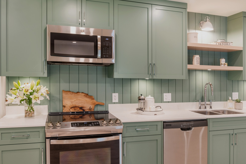 Transitional kitchen photo in Vancouver
