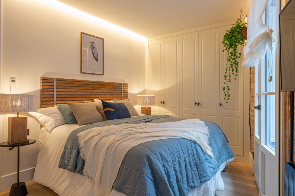 This is an example of a mediterranean bedroom in Bilbao.