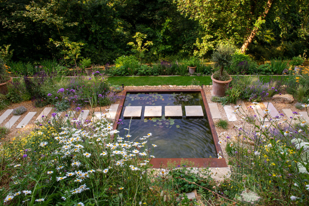 Inspiration pour un grand aménagement d'entrée ou allée de jardin arrière méditerranéen avec des pavés en pierre naturelle.