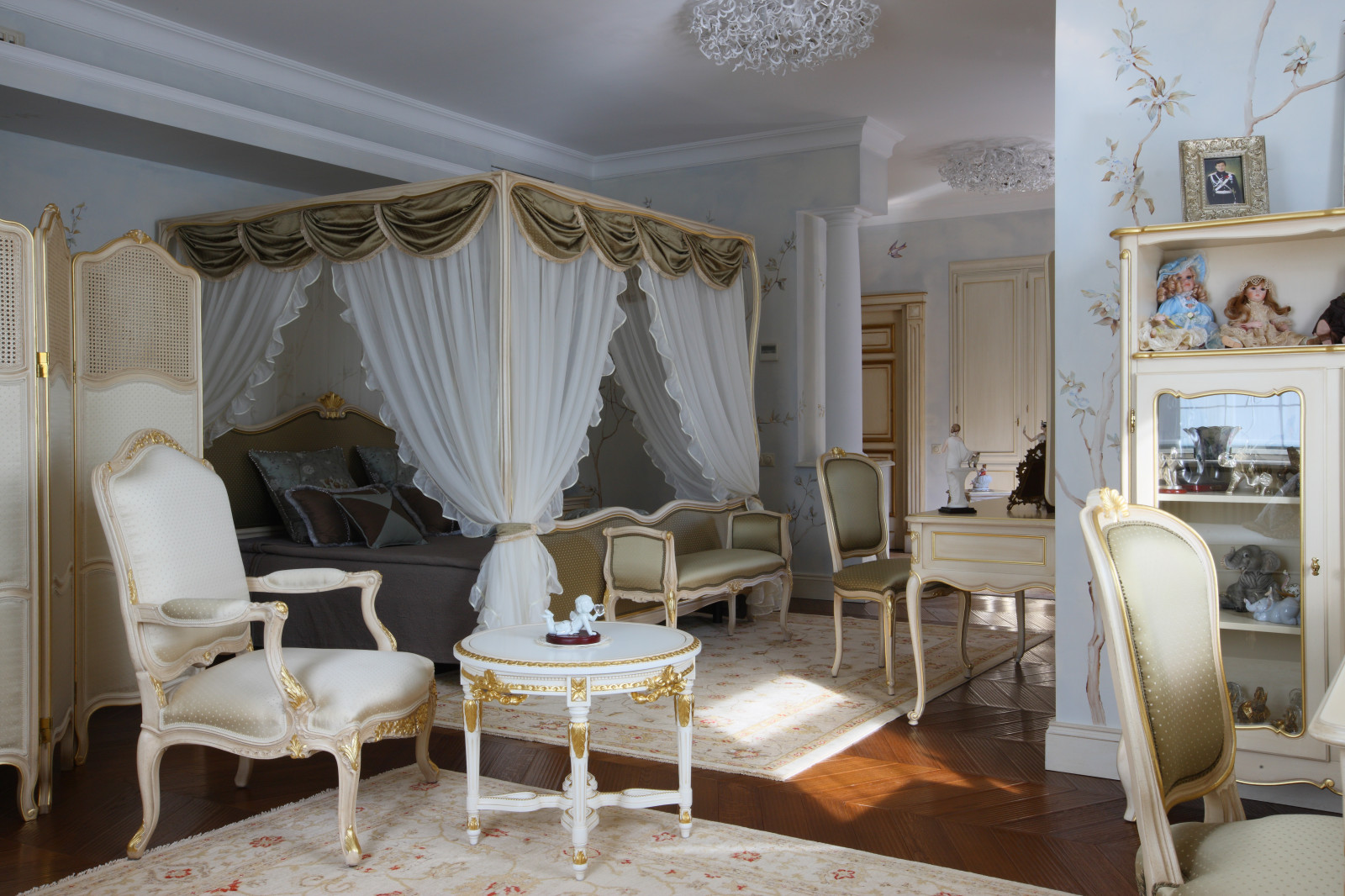 Спальня с росписями на стенах