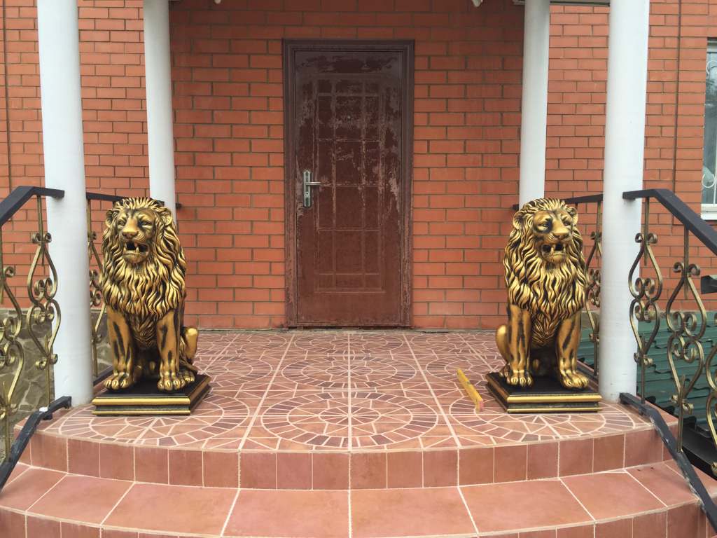 Скульптуры львов из бетона в золотом цвете в Щербинке