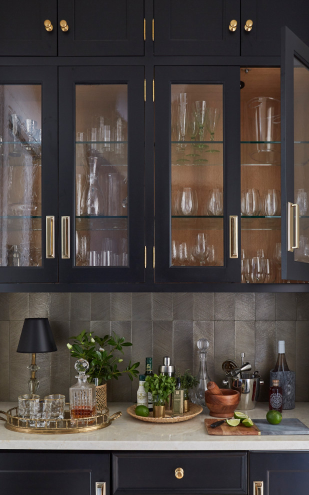 Idee per una cucina abitabile bohémian con ante di vetro, ante nere, paraspruzzi a effetto metallico, parquet chiaro, pavimento marrone e top bianco