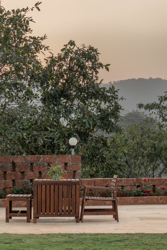 This is an example of a contemporary patio in Mumbai.