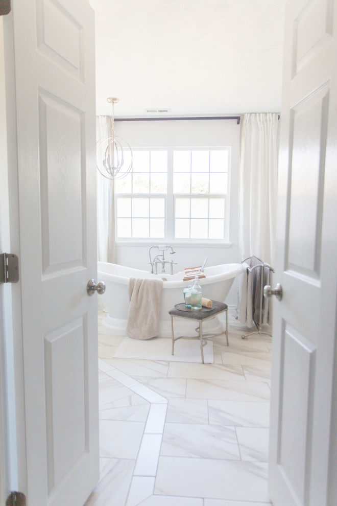 Idéer för att renovera ett stort vintage vit vitt en-suite badrum, med luckor med upphöjd panel, skåp i mörkt trä, ett fristående badkar, en öppen dusch, en toalettstol med separat cisternkåpa, vit kakel, tunnelbanekakel, vita väggar, klinkergolv i porslin, ett undermonterad handfat, marmorbänkskiva, vitt golv och med dusch som är öppen