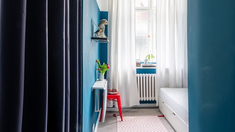 Источник вдохновения для домашнего уюта: маленькая нейтральная детская в стиле модернизм с спальным местом, синими стенами, полом из линолеума и серым полом для на участке и в саду