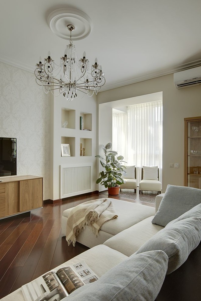 по обе стороны стекла