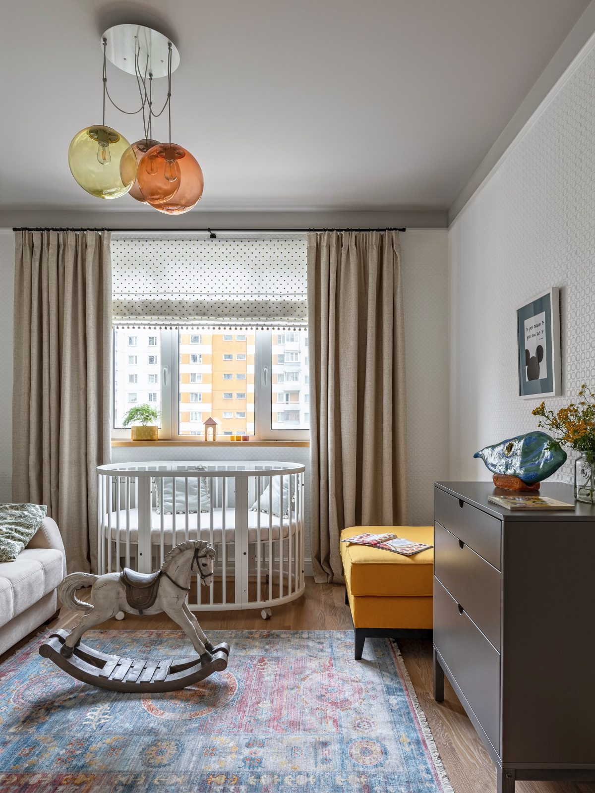 Квартира с библиотекой и коллекцией искусства