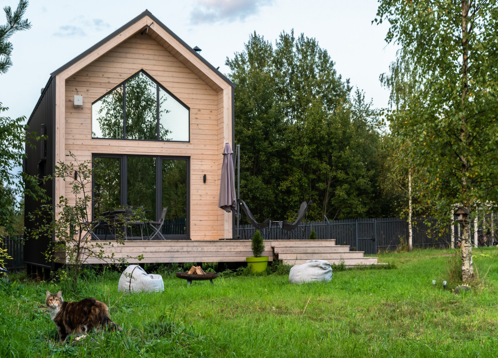 Свежая идея для дизайна: маленький дом в современном стиле для на участке и в саду - отличное фото интерьера