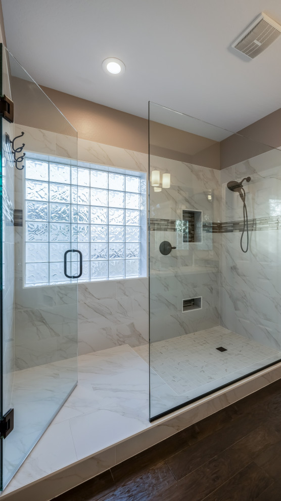 Стильный дизайн: большая главная ванная комната в современном стиле с душем в нише, белой плиткой, керамогранитной плиткой, полом из мозаичной плитки, разноцветным полом, душем с распашными дверями и нишей - последний тренд