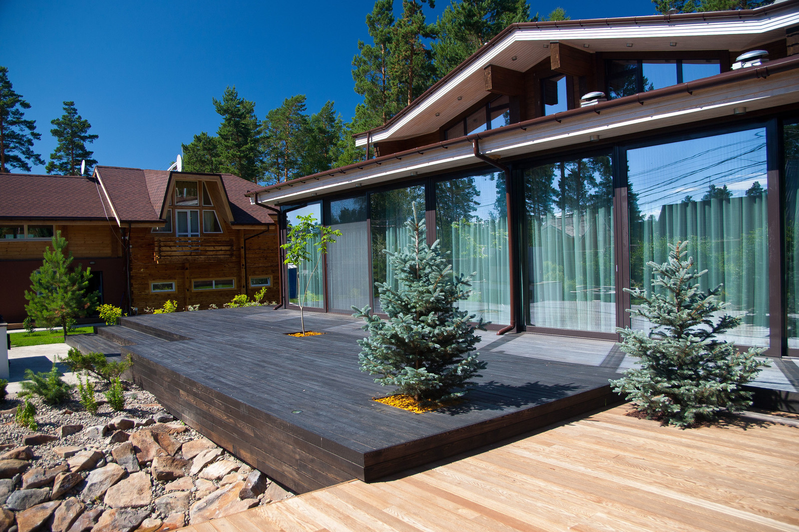 большой участок с многоуровневым настилом и водоемом